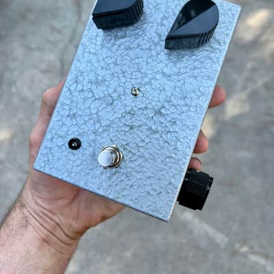 The Cobra Cat Super-Fuzz Guitar Pedal in Silver Hammerite - Univox Clone image 3