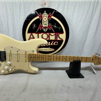 Fender American Standard Stratocaster Guitar with Case 2005 - Olympic White / Maple neck image 2