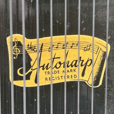 Autoharp By Oscar Schmidt 12 Chord 32 string Auto Harp W/ Case - Black image 2