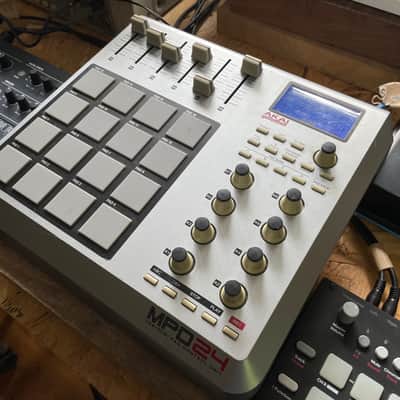Akai MPD24 MIDI Controller  2010s - Silver image 7