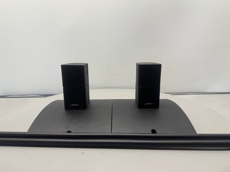 Bose DoubleCube Satellite Speakers Surround Home Theater Pair With Stands Bild 1