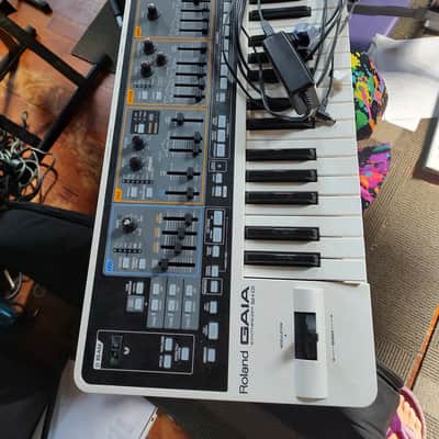 Roland SH-01 GAIA 37-Key Digital Synthesizer 2010 - 2012 - White - extra sounds image 2