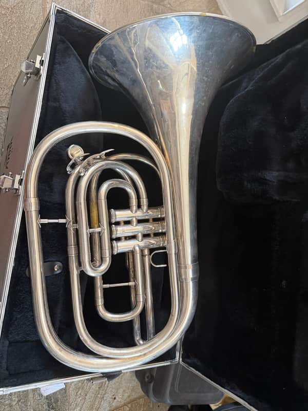 King 1122 Marching French Horn with case. USA image 1