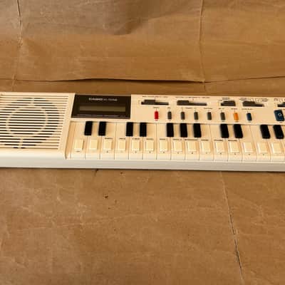Casio VL-1 Casio VL-1 VL-Tone 29-Key Synthesizer Keyboard 1979-84 Excellent Condition! with Carrying Pouch and Users Manual imagen 2