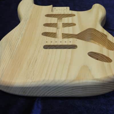 1 Piece 40yr Aged Pine Strat Style body - 3lbs 7oz #3667 *IMPORT CHARGES INCLUDED image 6
