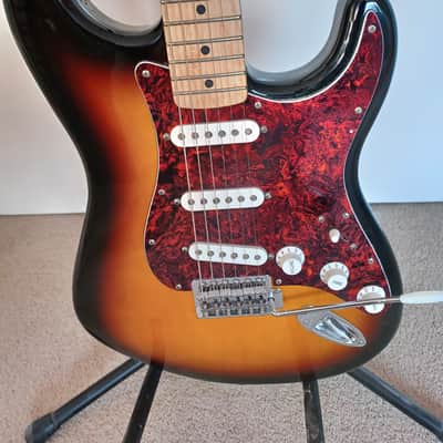 Fender Standard Stratocaster with Maple Fretboard 1998 - 2005 - Brown Sunburst image 2