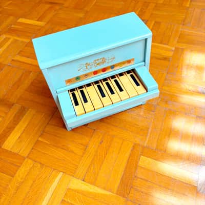 Mysterious Antique Sky Blue Wooden 8-Keys Upright Mini Toy Piano probably made in Italy in 1950s! Read the full ad! Bild 12