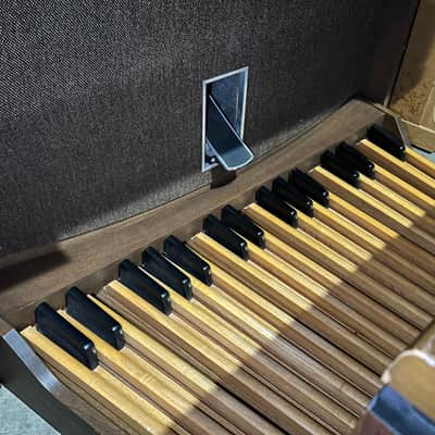 Allen Organ w/ Built-in Speakers, 32-Note Concave Pedalboard and bench! image 15