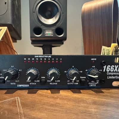 MINT - dbx 166XL Stereo Compressor / Limiter / Gate image 3
