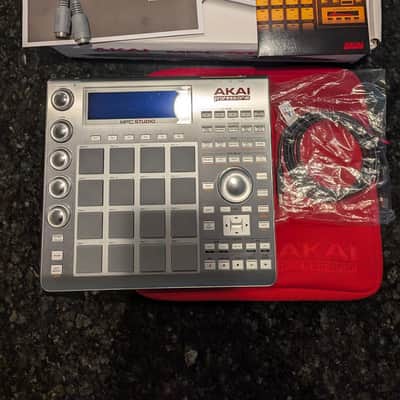 Akai MPC Studio Music Production Controller V1 2012 - 2019 - Grey image 4