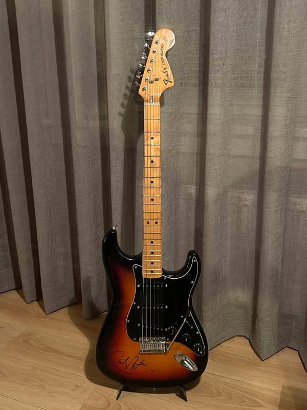Fender Stratocaster 1975 signed by Carlos Santana, Maple Fretboard image 1