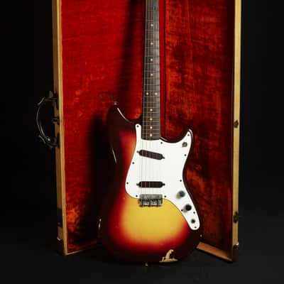 Fender  Duo Sonic 1963 -Vibrant Maroon Burst- OHSC imagen 3