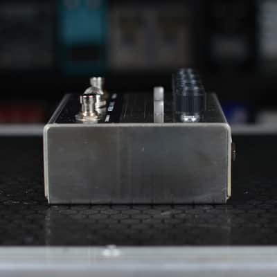 Silvertone Twin Trem 2024 - Present - Chrome / Black image 5