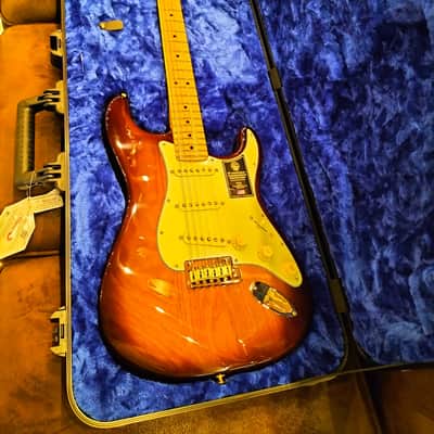 Fender 75TH ANNIVERSARY COMMEMORATIVE STRATOCASTER Maple Fingerboard, 2-Color Bourbon Burst image 5