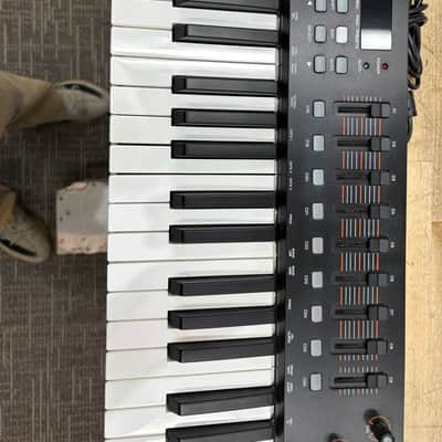M-Audio Oxygen 61 MKV MIDI Keyboard Controller 2021 - Present - Black image 2