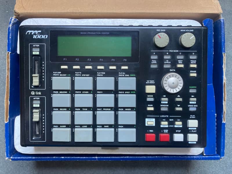 Akai MPC1000 Music Production Center 2004 - 2013 - Black image 1