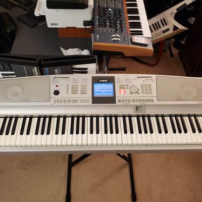 MUST SEE!!! YAMAHA DGX 305 SEMI-WEIGHTED 76-KEY DIGITAL PIANO IN AMAZING CONDITION! image 6