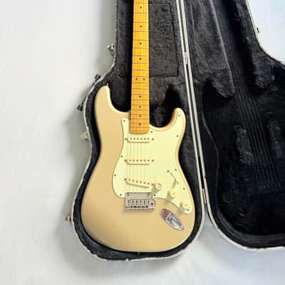 Fender Big Apple Stratocaster with Maple Fretboard 1997 - 2000 - Shoreline Gold image 1