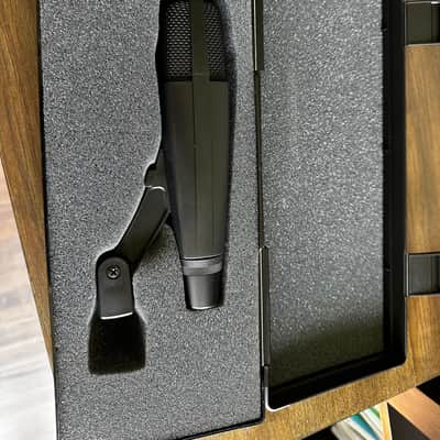 Sennheiser MD 421-II Dynamic Microphone w/ Case & Clip image 1