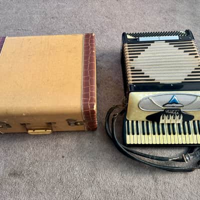 Vintage Italian Accordion, Iorio Candido- Original Box image 8