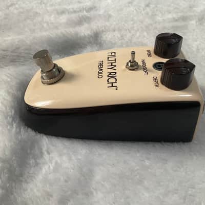 Danelectro Billionaire Filthy Rich Tremolo 2010s - Cream/Black guitar effects pedal image 4