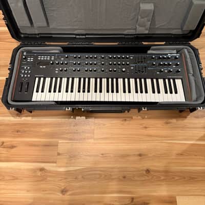 Novation Summit w Flight Case
