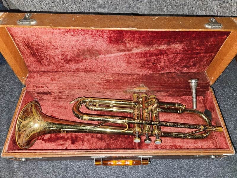 Getzen Elkhorn trumpet with case/mouthpiece. USA. Good playing condition. image 1