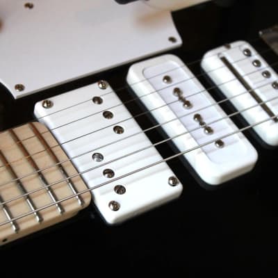 FENDER "Jack White Triplecaster, Maple Fingerboard, Black" HARDCASE image 9
