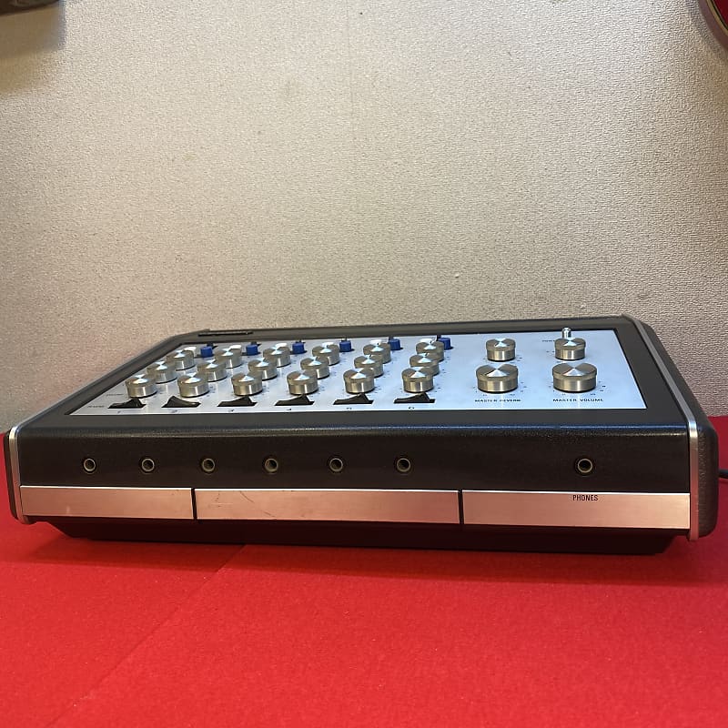 Yamaha EM-70 6 channel mixer with built in reverb, Aux in