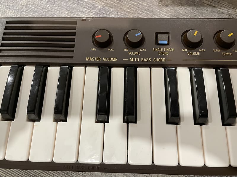 VINTAGE YAMAHA PS-2 PORTASOUND BROWN KEYBOARD W/CASE