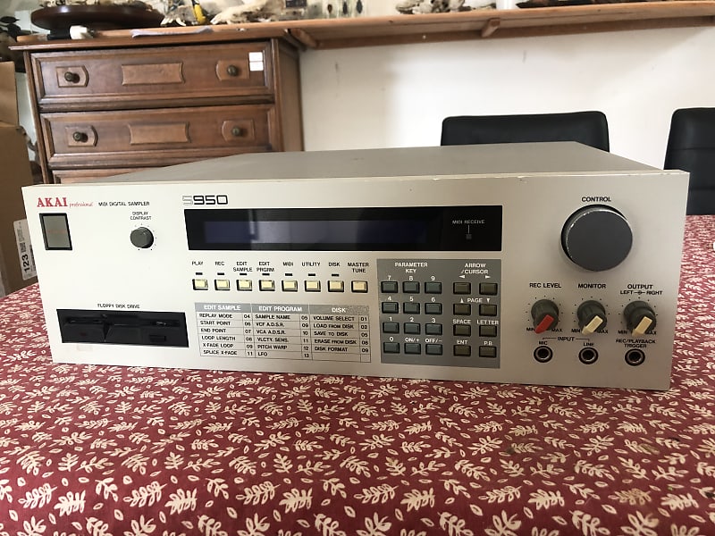 Akai S950 MIDI Digital Sampler 1988 - White