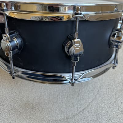 DW Design series Maple Snare drum 5.5 x 14” HVLT 00s - Black image 6