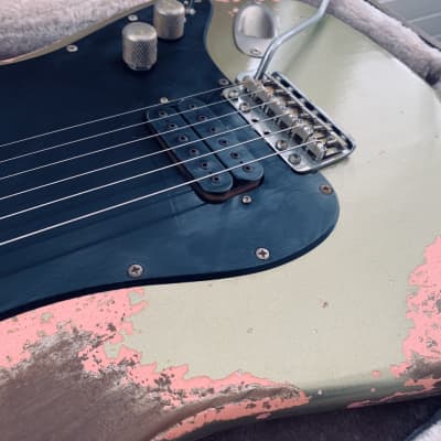 S71 RELICS Custom Made unique « Nitro S Modern/Vintage Single Humbucker ’69/80’s, Gold Top over Pink Shell Heavy-Relic ». image 8