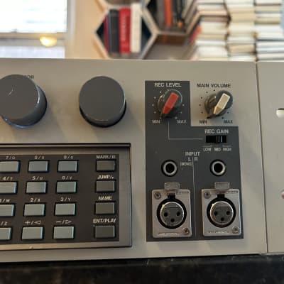 Akai S1100 MIDI Stereo Digital Sampler 1990