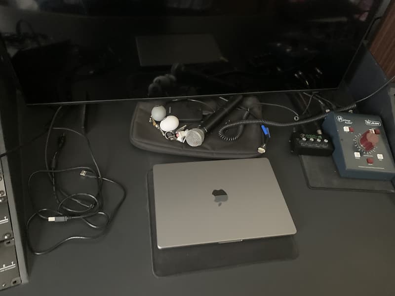 Apple MacBook Pro with M1 max 2021 Silver Reverb