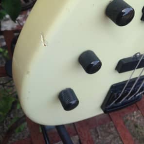 Larrivee LEFTY Electric 80s White Active Bass Guitar image 4