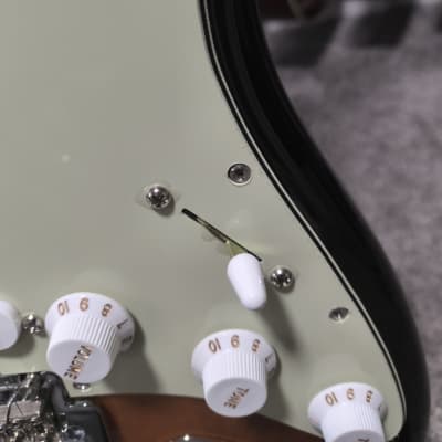 Fender Stratocaster 2024 - 3 color sunburst - Limited Edition Custom 50's Fat Pickups image 2
