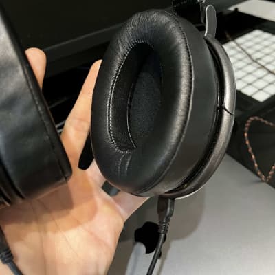 Sennheiser HD 650 Reference Headphones with Brainwavz Earpads image 5