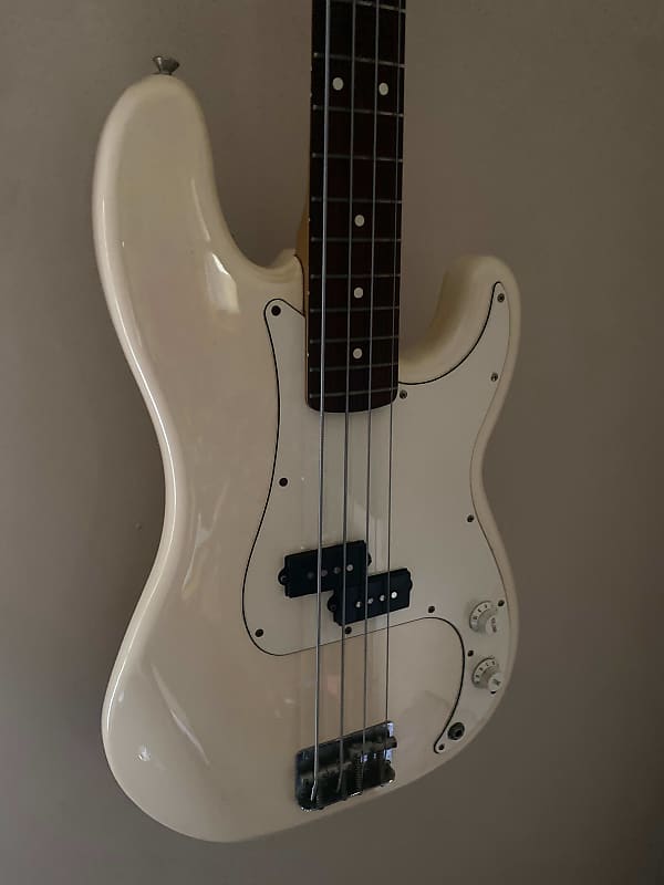 Fender Standard Precision Bass Made in Mexico Cream/White