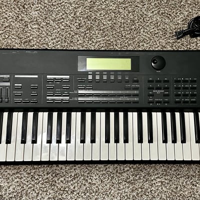 Roland XP-60 61-Key 64-Voice Music Workstation Keyboard 1998 - 2003 - Black