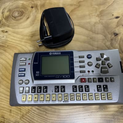 Yamaha QY100 Sequencer 1996 - 2002 - Silver