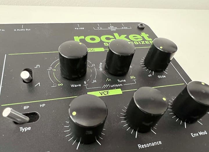 Waldorf deals rocket synthesizer