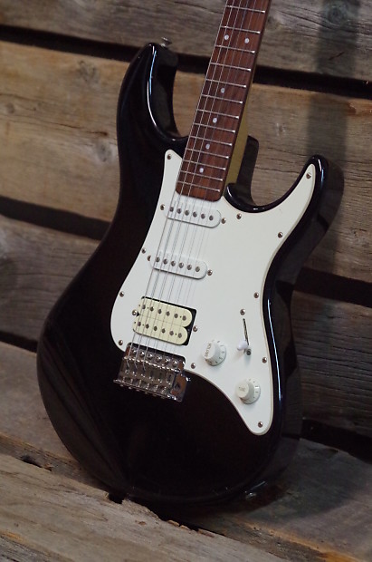 Yamaha EG112 Electric Guitar