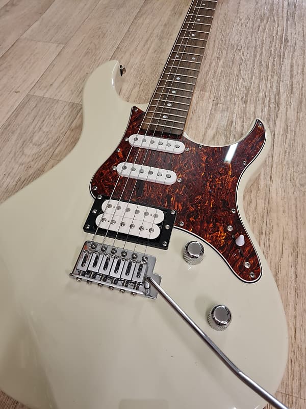 Yamaha Pacifica PAC112VCX in White