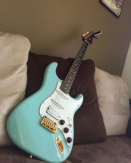 Fender stratocaster daphne hot sale blue rosewood
