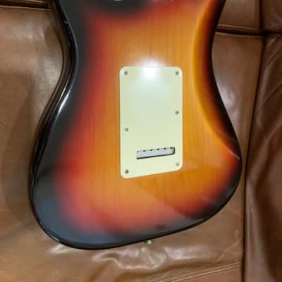 Fender Highway One Stratocaster with Rosewood Fretboard 2006 - 2011 - 3-Color Sunburst image 20