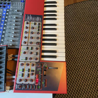 Nord Lead 2 49-Key 12-Voice Polyphonic Synthesizer 1997 - 2003 - Red