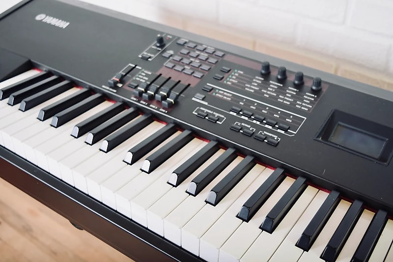 Yamaha S70xs keyboard synthesizer in near mint condition-76
