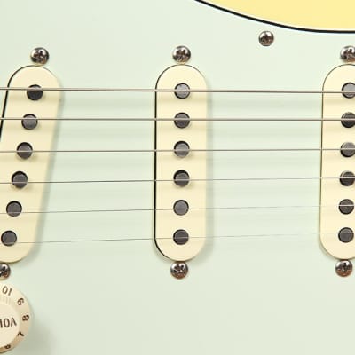 FENDER CLASSIC SERIES 60s STRATOCASTER Rare Canary Diamond Yellow Strat 66380 image 8