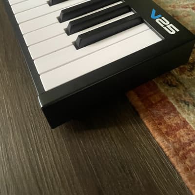 Alesis V25 25-key USB MIDI Controller with Beat Pads 2017 - 2022 - Black image 4